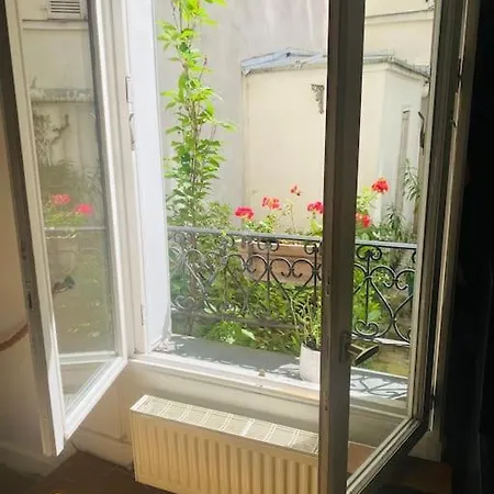 Adorable In Montmartre Daire Paris